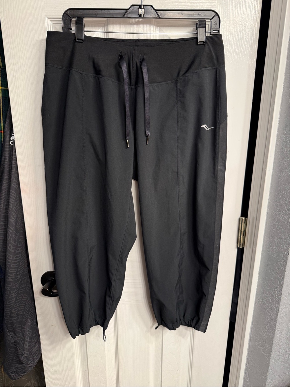 Saucony Black Capri Jogger Pants with Drawstring running large